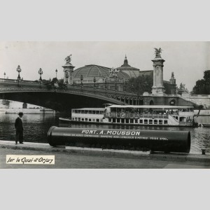 Livraison d'un tuyau en fonte de grand diamètre des Fonderies de Pont-à-Mousson sur le quai à Orsay à Paris, 1949