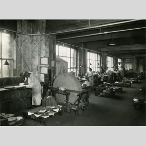 Contrôle des meules à l'usine de Norton du Bourget, 1941