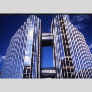 Bâtiment des Miroirs, ancien siège de la Compagnie de Saint-Gobain à La Défense, années 1980