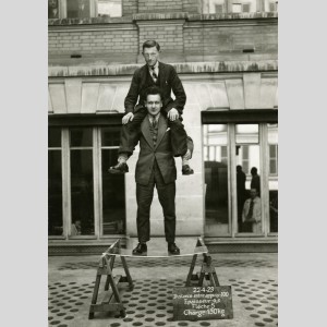 Test de résistance du vitrage trempé "Sécurit" au siège social de Saint-Gobain à Paris, devant le laboratoire de recherche, le 22 avril 1929 : la glace résiste à la charge de deux hommes (130 kg)
