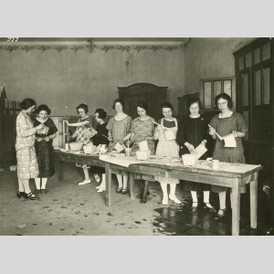 Elèves de l'école ménagère de Pont-à-Mousson dans les années 1930
