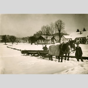 Tuyau en fonte de Pont-à-Mousson transporté sur un traîneau pour Salzbourg en Autriche, 1929