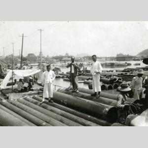 Débarquement et stockage des tuyaux pendant les inondations de Nankin en Chine, 1931