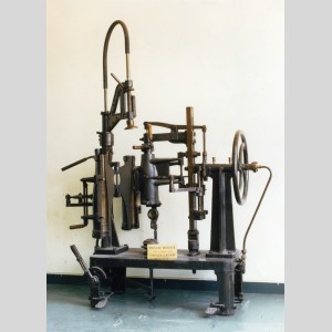 Première machine semi-automatique à fabriquer les bouteilles