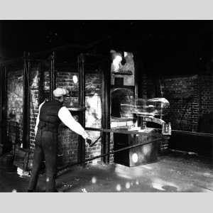 Enfournement d'un manchon dans le four de recuisson à l'usine d'Aniche, 1929