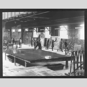 Atelier de savonnage des manchons par des femmes à l'usine d'Aniche, 1929
