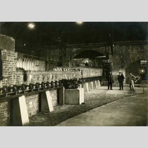 Premières expériences de coulée continue du verre selon le procédé Boudin à l'usine de Saint-Gobain, 1926