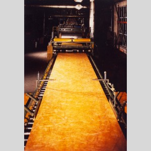 Matelas de laine de verre à la sortie des machines dans une usine ISOVER dans les années 1980