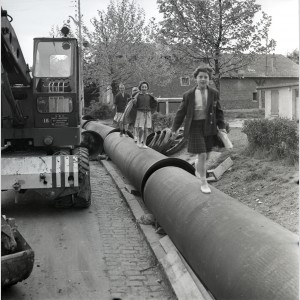 Pose de canalisation en fonte de Pont-à-Mousson pour l’adduction d’eau à Aubergenville, 1961