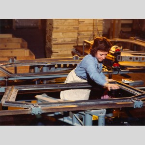 Bombage du verre pour la fabrication des pare-brise à l'usine de Longjumeau : opération d'assemblage automobile, 1973