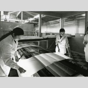 Bombage du verre pour la fabrication des pare-brise à l'usine de Longjumeau : ouvriers manipulant le verre Triplex, 1973