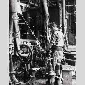 Machine Boucher : un verrier tient le moule pendant qu'un autre verse la paraison