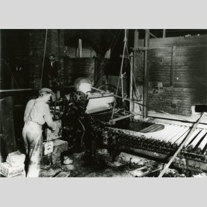 Coulée sur table selon le procédé Chance pour la fabrication de verres imprimés dans les années 1950