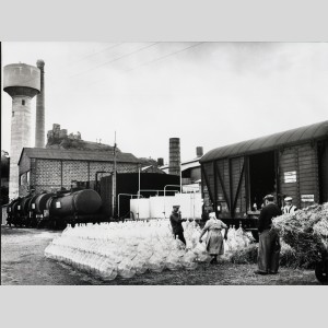 Chargement de bonbonnes dans un wagon à l'usine de Saint-Romain-le-Puy avant 1940