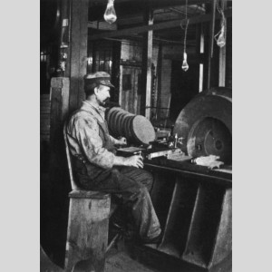 Ouvrier dégauchissant des meules dans l'usine de la Norton Emery Wheel Company à Worcester, vers 1890