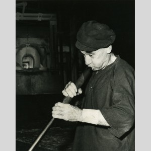 Soufflage du verre à la bouche à la verrerie de Saint-Just dans les années 1950