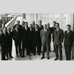 Roger Martin entouré du nouvel état-major de Saint-Gobain-Pont-à-Mousson au siège social à Neuilly le 29 juin 1970