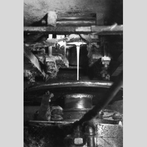 Coulée de verre dans une machine Owens au CRIR à Rantigny dans les années 1950