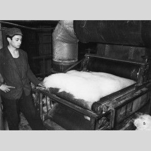 Matelas de laine de verre au CRIR à Rantigny dans les années 1950