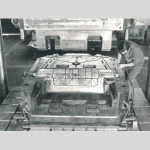 Fabrication d'un moule de lunette pour l'automobile à l'usine de Chalon-sur-Saône dans les années 1980