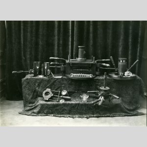 Moules pour la fabrication des isolateurs à l'usine de Chalon-sur-Saône dans les années 1940