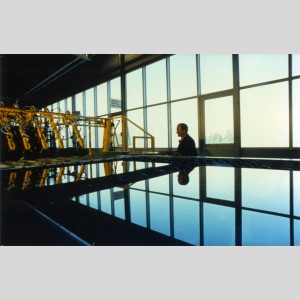 Technicien contrôlant la découpe du verre sur la ligne de float-glass à Herzogenrath dans les années 1980