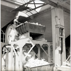 Concassage des matières premières pour la fabrication des réfractaires à l'usine SEPR du Pontet, années 1950