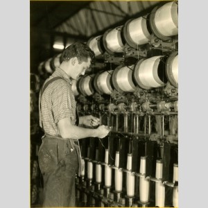 Retordeur sur métier de fibre de verre à l'usine de Vetrotex à Chambéry dans les années 1970