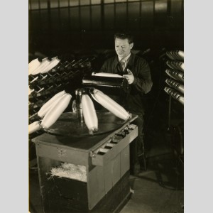 Contrôle de cops de Silionne à l'usine de Vetrotex à Chambéry dans les années 1970