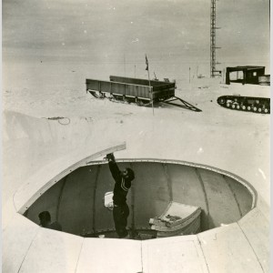 Montage d'un igloo en fibre de verre Vetrotex lors d'une expédition polaire dans les années 1970