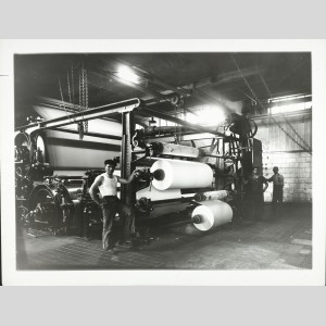 Refendeuse en sortie de la machine n° 3 à la Société des papeteries de Condat dans les années 1930