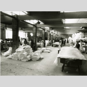 Fabrication des voiles de verre à l'usine de Lucens en Suisse dans les années 1940