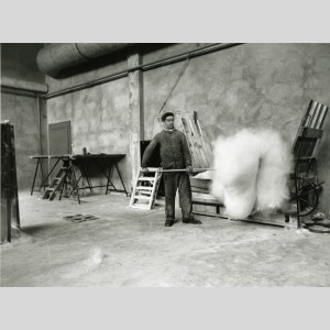 Manutention d'un matelas de laine de verre à l'usine de Lucens en Suisse, années 1940
