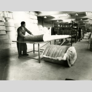 Conditionnement des matelas de laine de verre à l'usine de Lucens en Suisse dans les années 1940