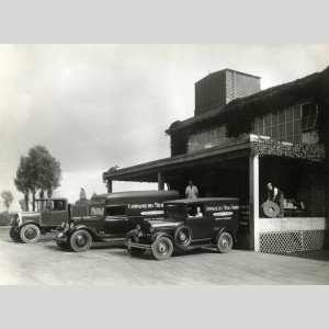 Usine Norton à La Courneuve en 1941 : devant le quai de chargement des produits, le service de livraison charge des meules abrasives dans les véhicules de la Compagnie des Meules Norton