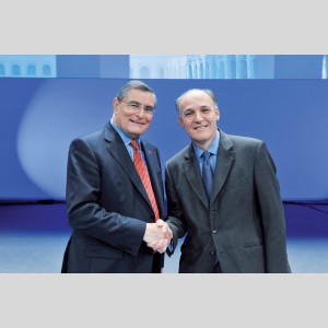 Jean-Louis Beffa et Pierre-André de Chalendar, nouveau PDG de Saint-Gobain, lors de l'assemblée générale des actionnaires en 2010