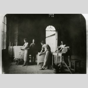 Fabrication des pots pour la fusion du verre à la glacerie de Mannheim-Walhof, milieu du XIXe siècle