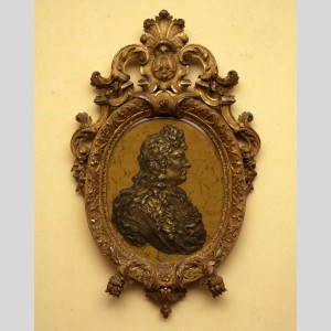 Portrait-médaillon de Louis XIV en verre coulé et biseauté peint en grisaille au revers, par Bernard Perrot, vers 1685
