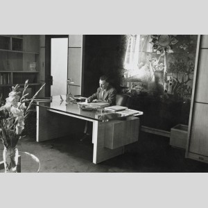 Ivan Peychès dans son bureau au Centre de recherches de La Villette, années 1950