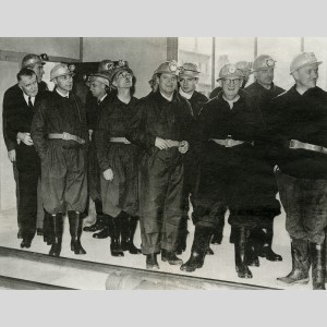 Louis Paul Thénard (en costume à gauche) avec le conseil d'administration de Saint-Gobain lors de l'inauguration du puits Thénard à la mine de Chizeuil