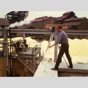 Jean-Louis Gobaille sur le tournage d'Opération confort à l'usine Isover de Rantigny, 1958