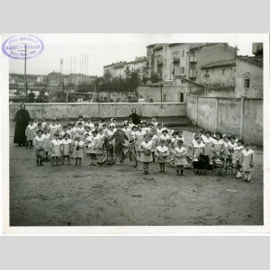 Les enfants et leurs maîtresses dans la cour de l’asilo infantile de la glacerie de Pise vers 1900
