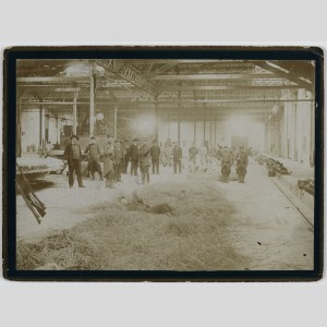 Atelier de la glacerie de Montluçon gardé par la troupe durant la grève de mai 1906