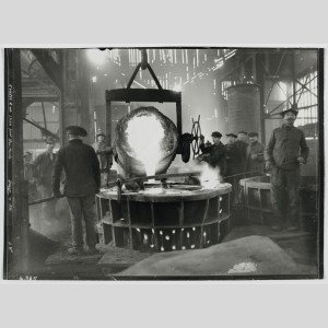 Moulage debout d’un tuyau en fonte de diamètre 1500 mm pour le réseau d’eau de Sao Paulo (Brésil) à l’usine de Pont-à-Mousson en décembre 1926