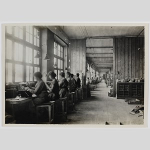Atelier de refoulage du verre optique à l’usine du Vésinet des Verreries de Parra-Mantois en 1927