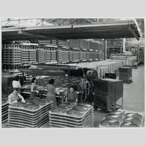 La recuisson des écrans de télévision à l’usine SOVIREL de Bagneaux-sur-Loing, années 1960