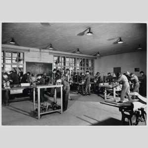 Atelier d’ajustage (1ère année) au Centre Progobain de Chantereine, 1963