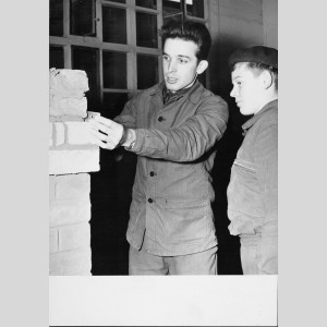 Maçons fumistes en formation au Centre Progobain, 1963