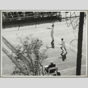 Jean Borotra (à droite) joue en double à l’occasion de l’inauguration du Groupe Tennis de Pont-à-Mousson, 1957