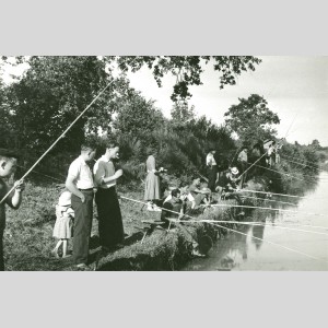 Une partie de pêche à l’étang des Mandies organisée par les établissements Trouillard, 1948